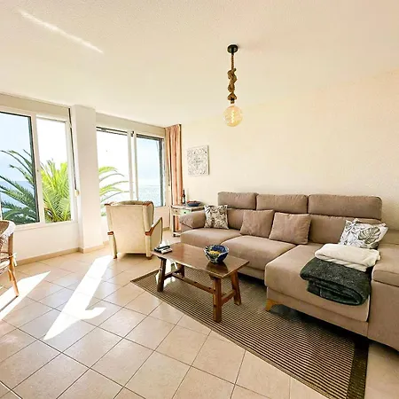 Apartment Mit Direktem Meerblick In